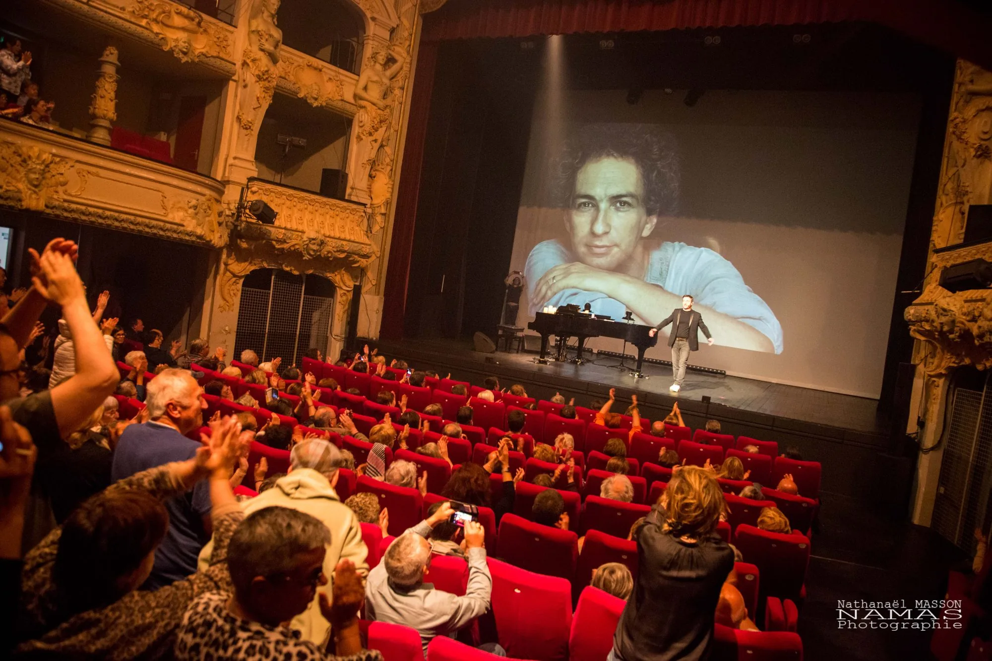 Ovation du public à la fin du spectacle, le portrait de Michel Berger projeté sur grand écran