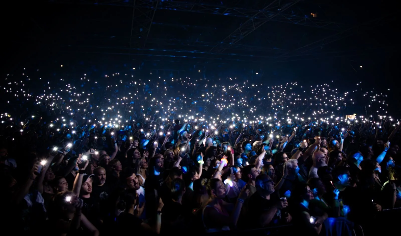 La salle illuminée de milliers de téléphones — photo : DR