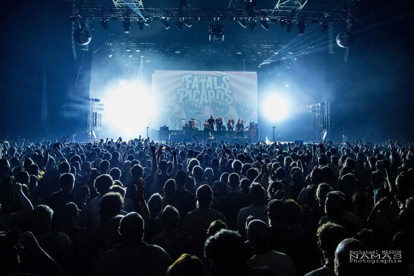 La foule face à l'écran des Fatals Picards — photo : Nathanaël Masson
