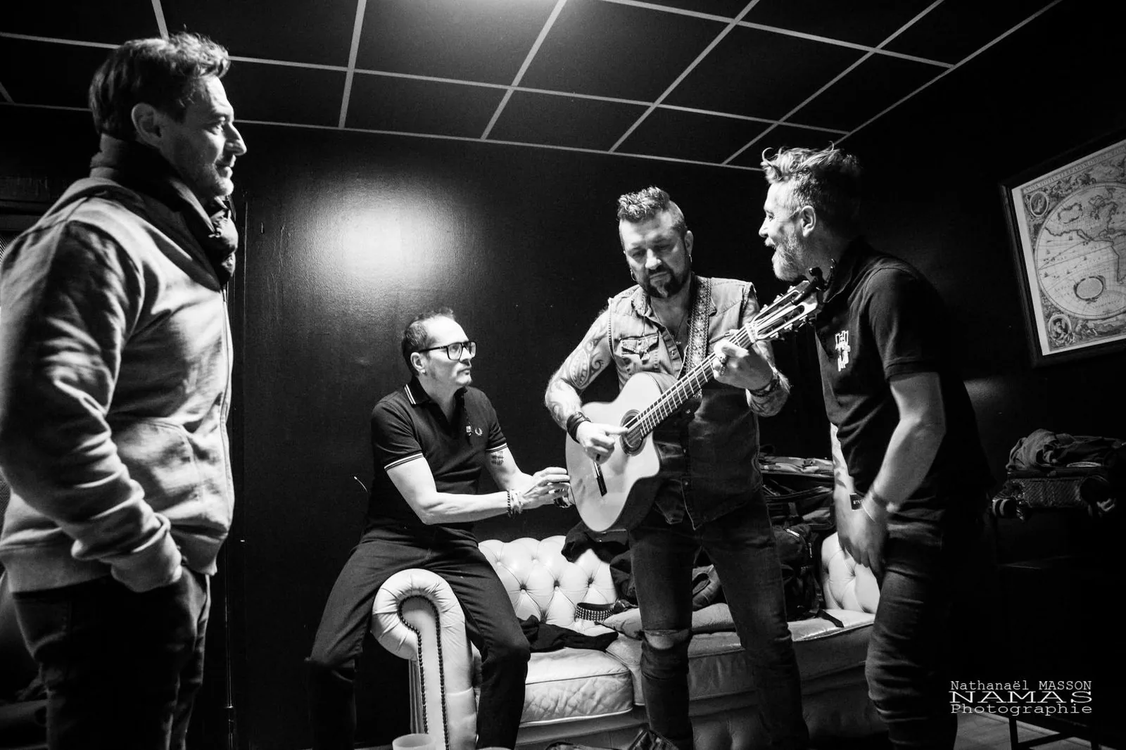 En coulisses, guitare et complicité — photo : Nathanaël Masson