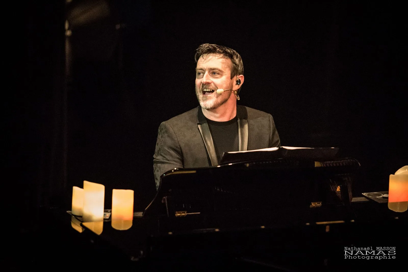 Au piano, en confidence avec la salle — photo : Nathanaël Masson