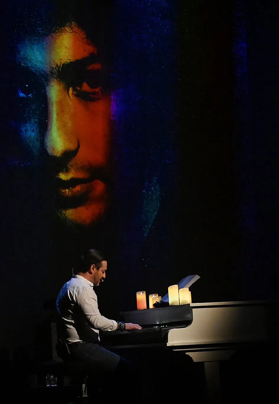 Le visage de Michel en lumière — photo : Natis
