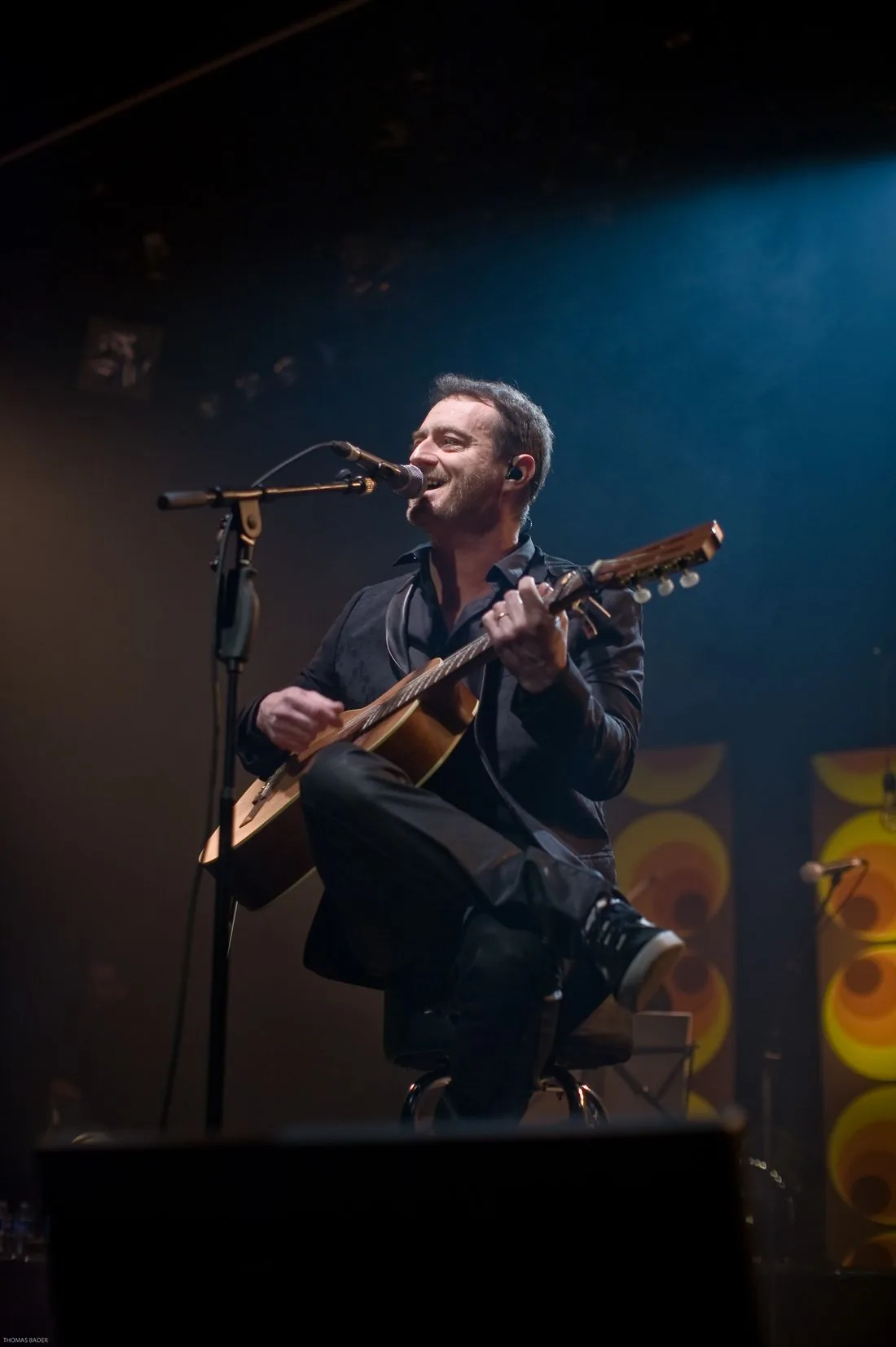 Jean-Marc Sauvagnargues en concert, guitare en main, à L'Européen en 2017